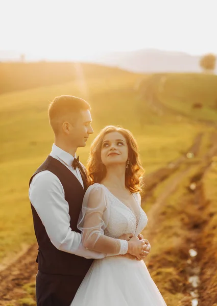 Amantes Recém Casados Casal Andando Nas Montanhas Pôr Sol — Fotografia de Stock