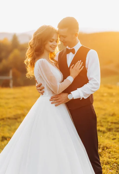 Luxusní Pár Jejich Svatební Den Pozadí Epitelném Západu Slunce Horách — Stock fotografie