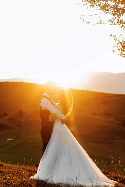 Recién Casados Abrazándose Cima Una Montaña Atardecer —  Fotos de Stock