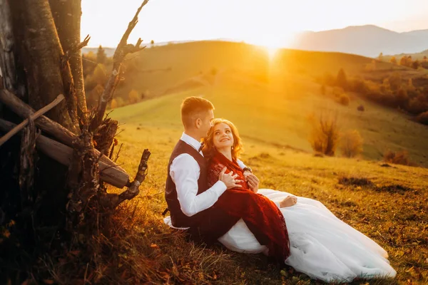 Mooie Bruidegom Bruid Genieten Van Het Herfstlandschap Onder Boom Zonsondergang — Stockfoto