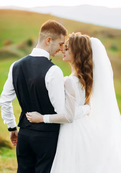 Casamento Casal Encantador Recém Casados Vestido Branco Terno Andando Sobre — Fotografia de Stock