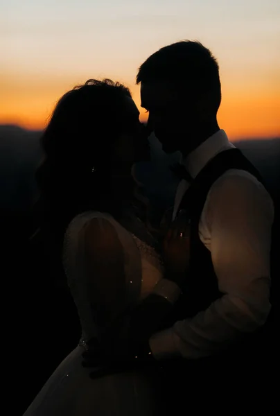 Romantický Pár Pozadí Večerních Hor Ozařuje Jejich Tváře Lucernou — Stock fotografie