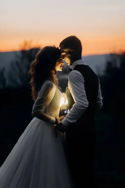 Coppia Romantica Illuminano Loro Volti Con Una Lanterna Sullo Sfondo — Foto Stock