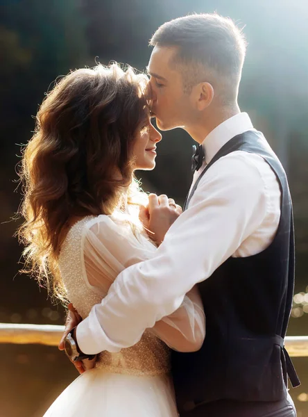 Damat gelini gölün alnından öper..