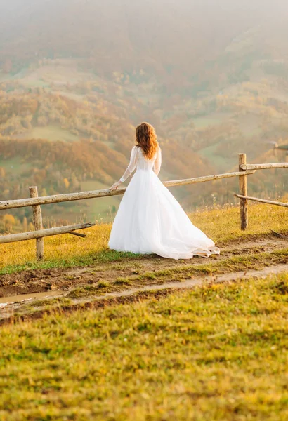Noiva Vestido Branco Olha Para Paisagem Das Montanhas Outono — Fotografia de Stock