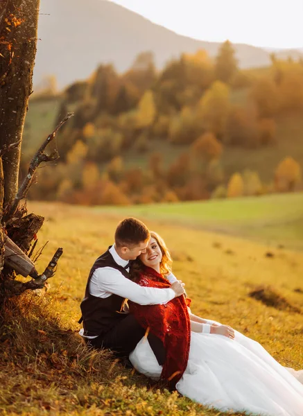 Όμορφη Νύφη Και Γαμπρός Απολαμβάνουν Τοπίο Του Φθινοπώρου Κάθεται Κάτω — Φωτογραφία Αρχείου