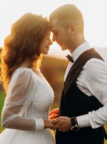 Krásný Pár Jejich Svatební Den Pozadí Epitelném Západu Slunce Horách — Stock fotografie