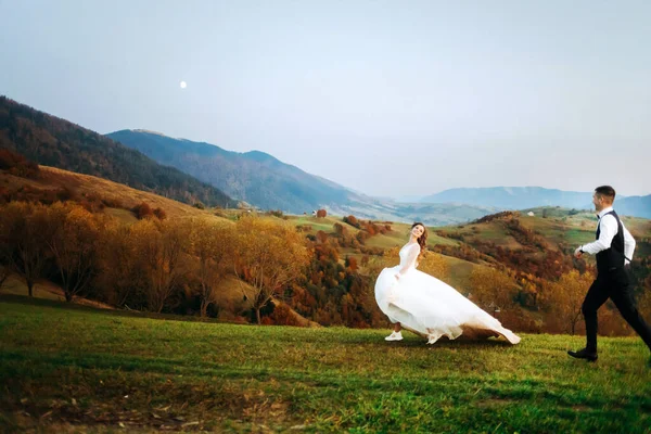 Liebendes Brautpaar Brautkleid Läuft Vor Dem Hintergrund Der Berge — Stockfoto