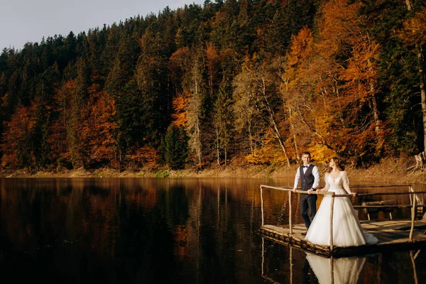 Sposi Innamorati Lago Montagna — Foto Stock