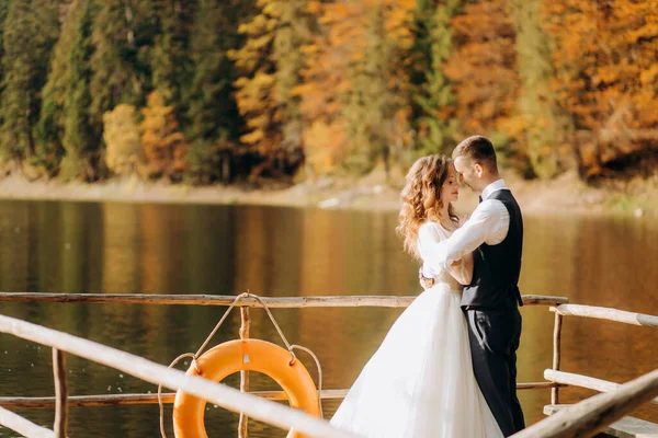 Couple Amoureux Debout Sur Radeau Bois Sur Lac Sur Fond — Photo