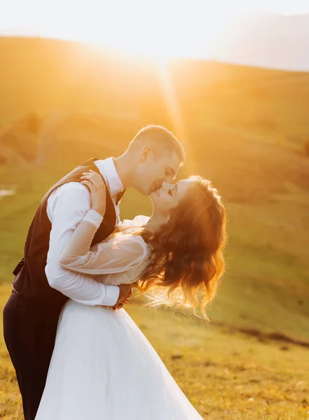 Novomanželé Líbají Vrcholu Hory Při Západu Slunce — Stock fotografie