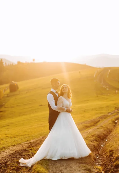 Älskade Nygifta Par Promenader Bergen Vid Solnedgången — Stockfoto
