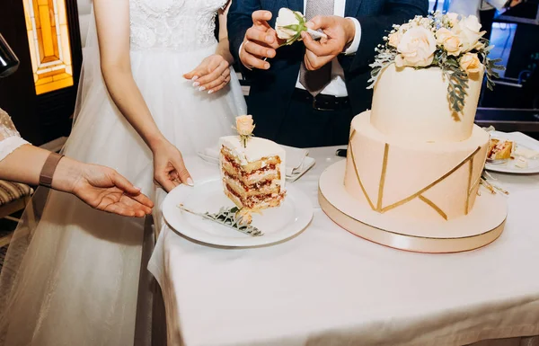 Düğün Resepsiyonunda Gelin Damat Düğün Pastasını Kesiyor — Stok fotoğraf