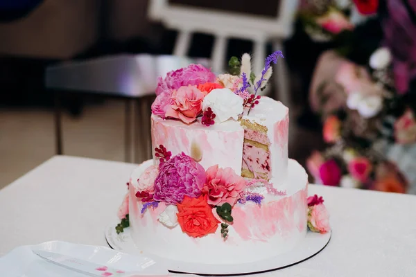 Düğün Pastası Gelin Damat Pembe Şakayıklı — Stok fotoğraf