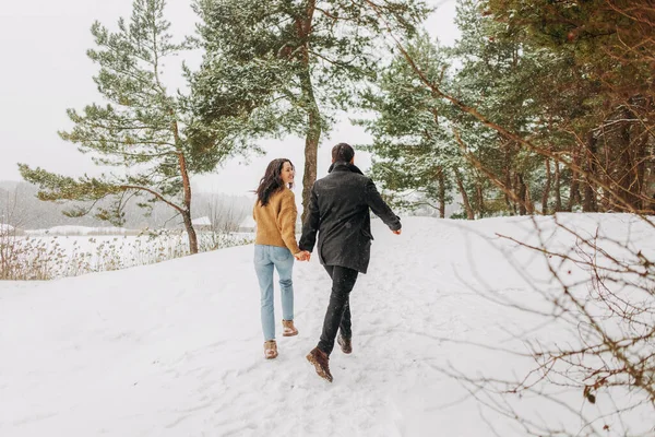 Unga Par Går Parken Täckt Med Snö Vinterpromenad — Stockfoto