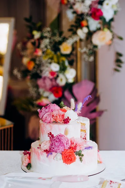 Düğün pastası gelin ve damat pembe şakayıklı