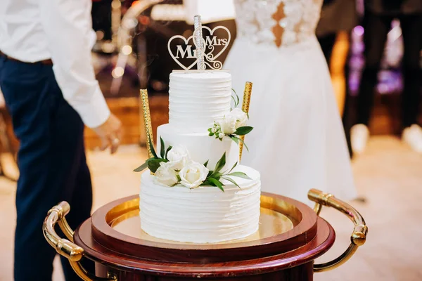 Düğün Resepsiyonunda Gelin Damat Düğün Pastasını Kesiyor — Stok fotoğraf