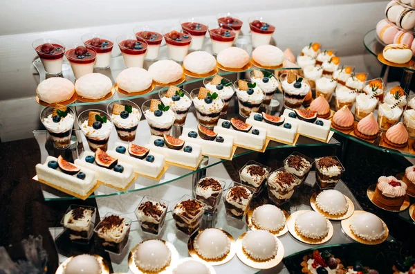 Düğün şekeri ve farklı kepekli kekler.