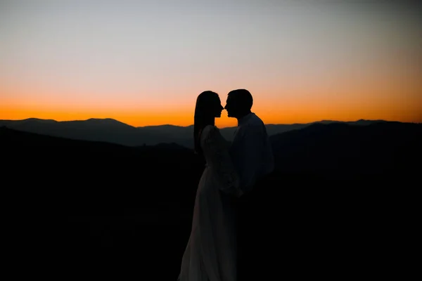 Ženich Nevěsta Stojí Hoře Pozadí Západu Slunce — Stock fotografie