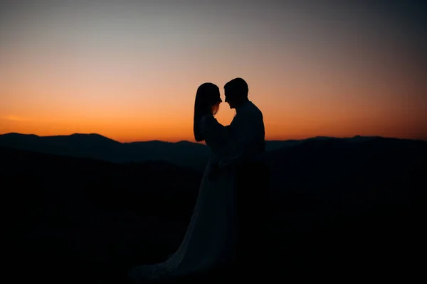 Mariée Fiancée Tiennent Sur Montagne Sur Fond Coucher Soleil — Photo