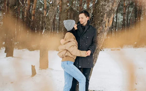 Kış Ormanlarında Geçen Bir Aşk Hikayesi Sevgililer Günü Konsepti — Stok fotoğraf