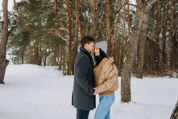 Genç ve çekici çiftin fotoğrafı. Mutlu, pozitif bir gülümseme. Birlikte iyi vakit geçirin.