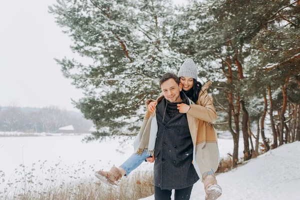 Lyckliga Älskande Par Promenader Snörik Vinter Skog Spendera Jul Semester — Stockfoto