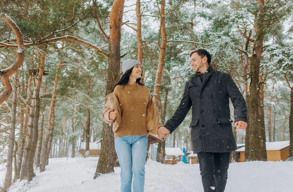 Unga Par Går Parken Täckt Med Snö Vinterpromenad — Stockfoto