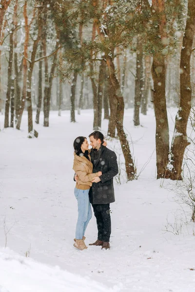 Feliz Pareja Amorosa Caminando Bosque Invierno Nevado Pasando Vacaciones Navidad —  Fotos de Stock