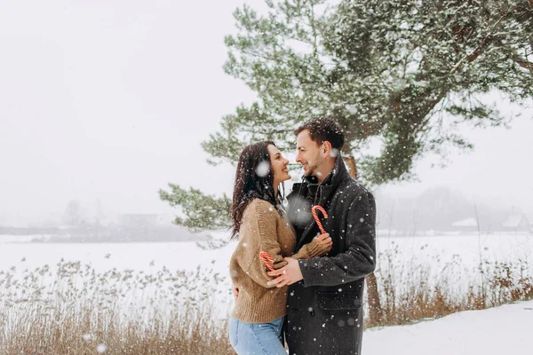 Älskade Par Poserar Snöig Park Med Klubbor Händerna — Stockfoto