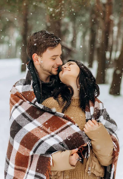 Genç ve çekici çiftin fotoğrafı. Mutlu, pozitif bir gülümseme. Birlikte iyi vakit geçirin.