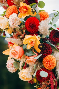Boho tarzında düğün kemeri. Sonbahar çiçeklerinin çiçek aranjmanları