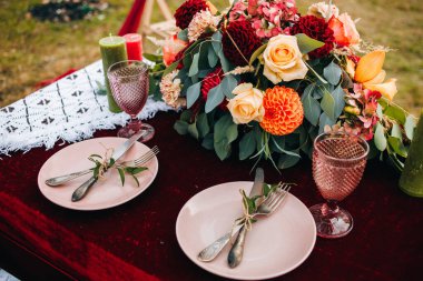 Kırsal tarzda çatal bıçak takımı çiçeklerle süslenir.