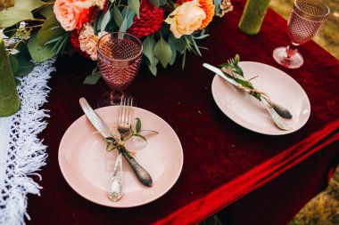 Kırsal tarzda çatal bıçak takımı çiçeklerle süslenir.