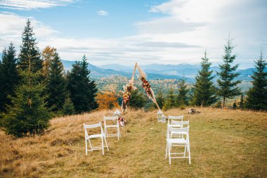 Sonbahar dağ manzaralarında gösterişli kırsal tarzda düğün töreni