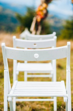 Düğün töreni. Kırsal tarzda beyaz sandalyeler.