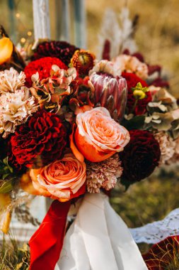 Bir buketteki sonbahar çiçeklerinin bileşimi