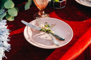 Kırsal tarzda çatal bıçak takımı çiçeklerle süslenir.