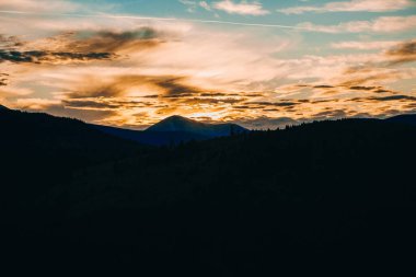 Dağlarda büyülü gün batımı.