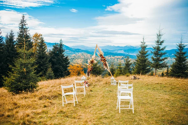 Cerimônia Casamento Estilo Rústico Elegante Paisagens Montanha Outono — Fotografia de Stock