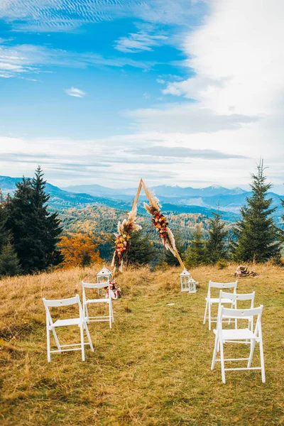 Hochzeitszeremonie Stilvollen Rustikalen Stil Herbstlicher Berglandschaft — Stockfoto