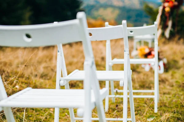 Düğün töreni. Kırsal tarzda beyaz sandalyeler.