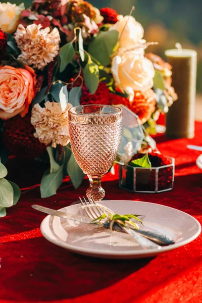 Yeni evlilerin masasında Boho tarzı vintage cam.