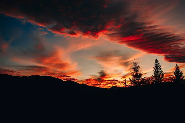 Волшебный Закат Горах Небо Покрыто Красными Облаками — стоковое фото
