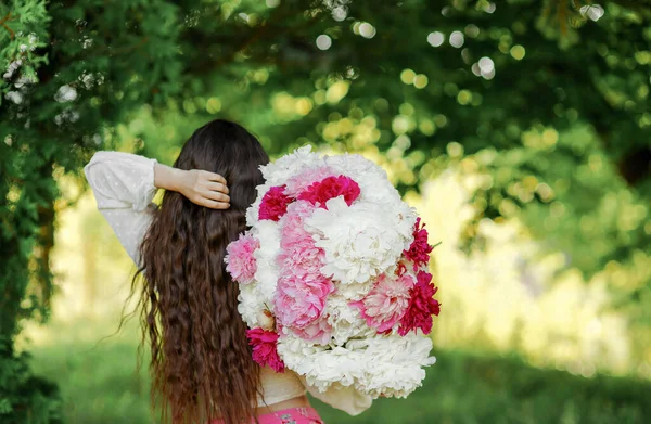 Gyönyörű Lány Fehér Ingben Rózsaszín Szoknyában Egy Csokor Bazsarózsával Kezében — Stock Fotó
