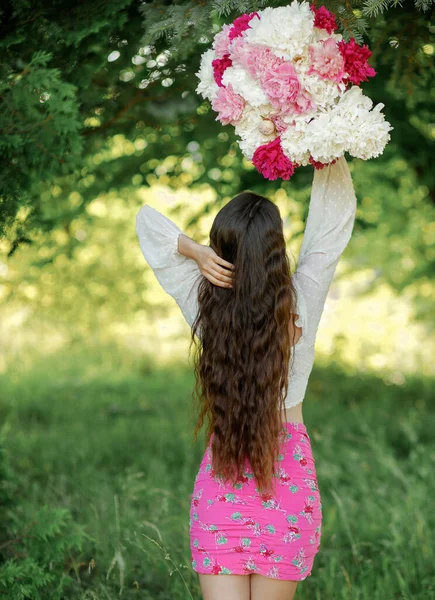 Красивая Девушка Белой Рубашке Розовой Юбке Букетом Пионов Руках — стоковое фото