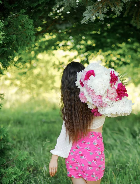 Bella Ragazza Camicia Bianca Gonna Rosa Con Mazzo Peonie Mano — Foto Stock