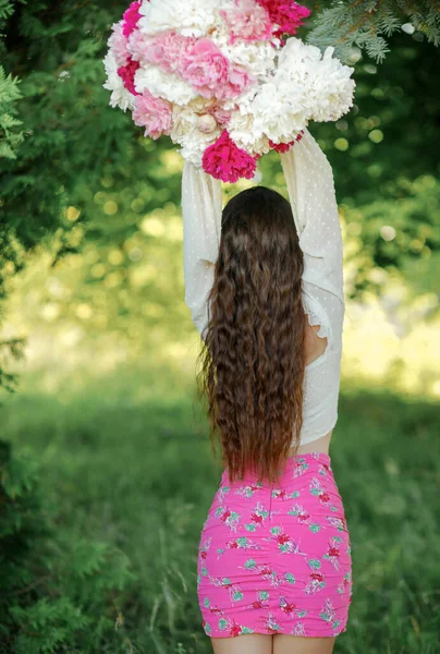 Mooi Meisje Een Wit Shirt Roze Rok Met Een Boeket — Stockfoto