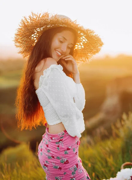 Hermosa Chica Sonriente Con Sombrero Paja Posando Atardecer Estilo Vida —  Fotos de Stock