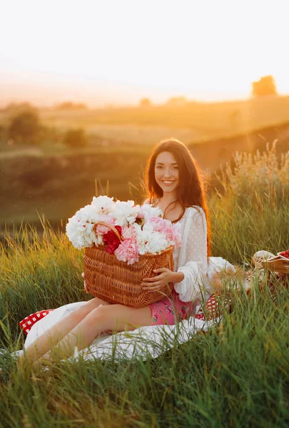 Beautiful Relaxed Girl Nature Picnic Basket Flowers Rays Soft Sunset — Stock Photo, Image